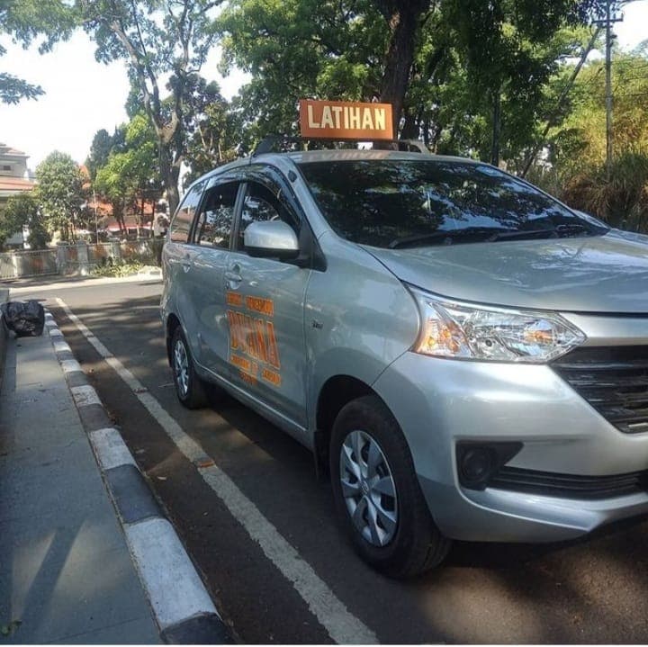 Mobil Matic Latihan Les Mengemudi Buana