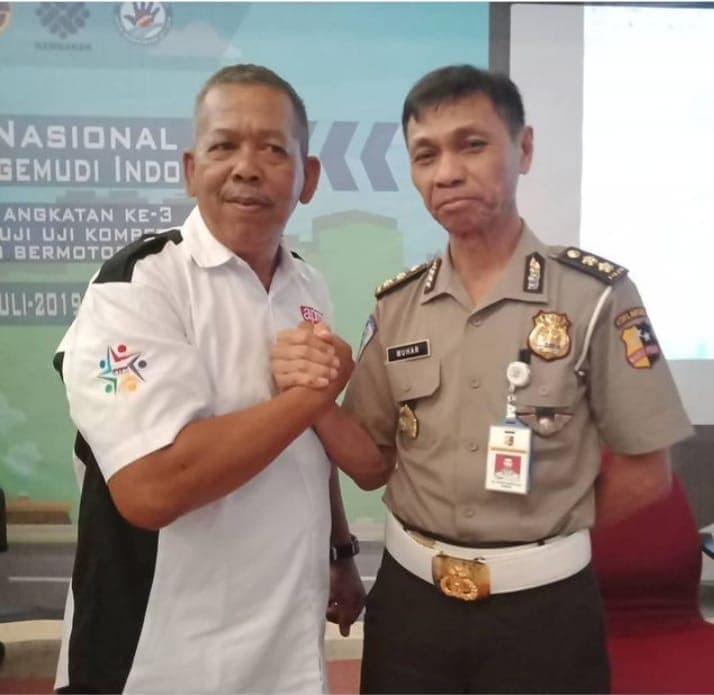 Pak Udin pemilik Buana bersama Pak Polisi